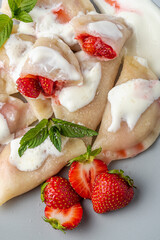 pierogi z truskawkami, pierogi, owoce, truskawki, mięta, śmietana, ciasto, obiad, pyszne, świeże, owoce, catering, gorące, bar, restauracja