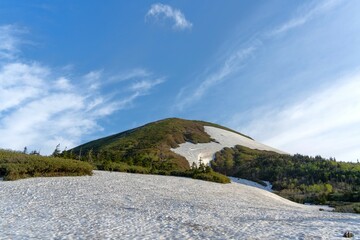 雪が残る山　八甲田山