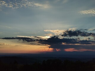 Obraz premium A breathtaking sunset with vibrant orange, pink, and purple hues illuminating the sky over a calm ocean horizon, creating a peaceful and serene atmosphere.