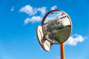 日本で撮影したカーブミラーの写真。交通安全のイメージ。