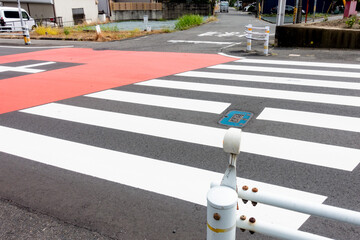 日本で撮影した横断歩道の写真。交通イメージ。