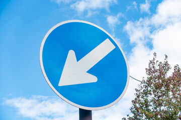 指定方向以外通行禁止の標識の写真。交通イメージ。