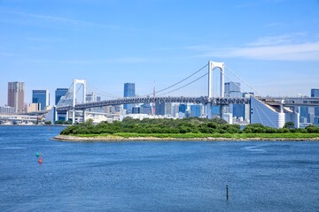 東京都、レインボーブリッジと東京の高層ビル群の風景