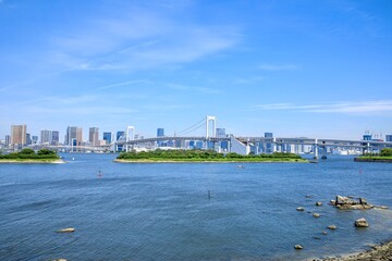 東京都、レインボーブリッジと東京の高層ビル群の風景