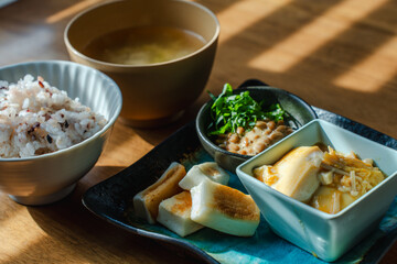 Traditional Japanese Breakfast with Natto and Rice｜納豆と雑穀ごはんの和朝食
