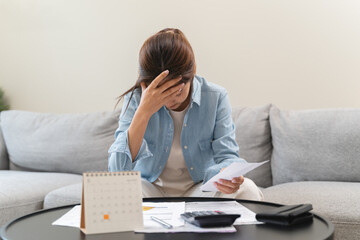 Fototapeta na wymiar person opening wallet on the table have invoice and loan document.