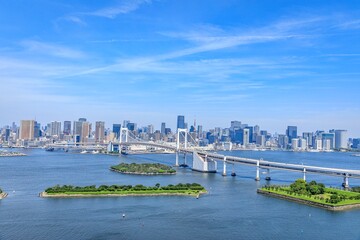 東京都、レインボーブリッジと東京の高層ビル群の俯瞰