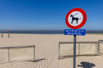 Sign indicates no dogs allowed on the beach from March 15 to October 15 between 10 am and 8 pm in Dutch
