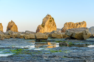 夕日に染まる橋杭岩の絶景