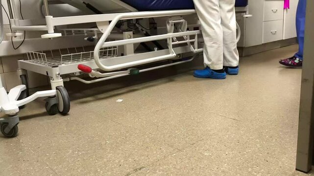 Asistencia m&eacute;dica en camilla hospital 