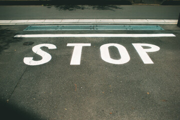 道路のストップ表示,Stop display