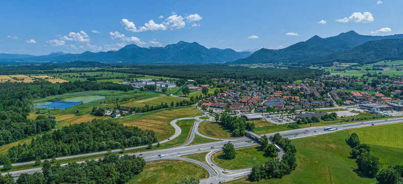 Blick ins Chiemgau bei Bernau rund um das Erholungsgebiet Chiemseepark an der BAB 8