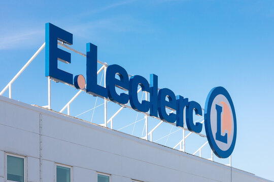 POLAND, ELBLĄG 15 JUNE 2025 - E.Leclerc Hypermarket Logo on Store Roof Against Clear Sky