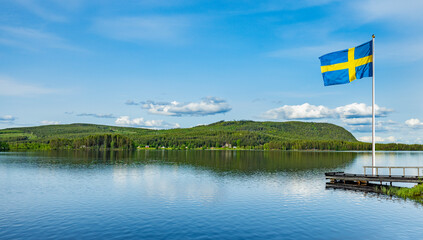 Spiegelklarer See in Schweden im Sommer