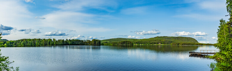 Spiegelklarer See in Schweden im Sommer