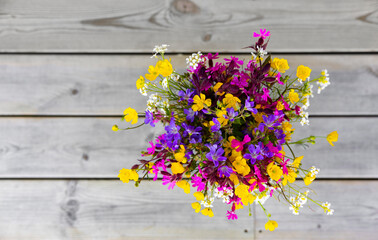 Bunter Wildblumenstrauss im sommer