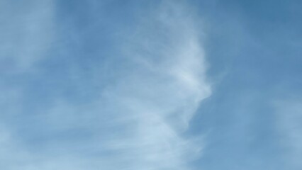 Obraz premium Light Cloud Patterns Forming in a Peaceful Blue Sky.