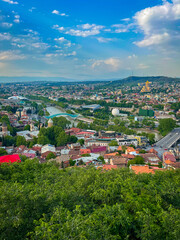 Obraz premium Tbilisi, Georgia - May 02, 2025: Tbilisi city center from Narikala hill 