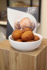 buñuelos de crema artesanales bañados en azúcar