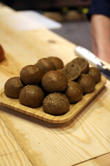 panecillos de medianoche integrales con semillas de sésamo en un atabla de madera