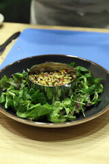 tartar de brotes de soja con ensalada de canónigos