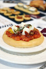 tosta gourmet redonda con ingredientes vegetales