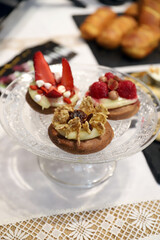 galletas cookies con frutas en una fuente de cristal de la pastelería