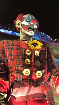 Payaso aterrador de feria casa del terror 