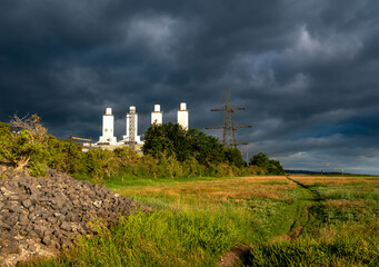Naklejka premium Connah's Quay power station under stormy sky illuminated by sunlight