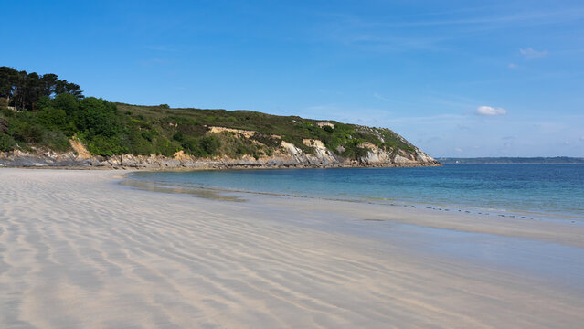 Fototapeta Sandy beach at low tide in Camaret-sur-Mer, with Grand Gouin Point in the background, Brittany coast