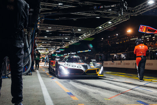 BMW M Hybrid V8 LMDh at the pitstop during tyre change