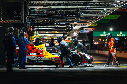 BMW M Hybrid V8 LMDh at the pitstop during tyre change