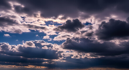 Fototapeta premium Dramatic Cloudscape: Stunning Sky Photography for Design Projects