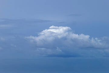 ciel nuageux d'un bleu pastel