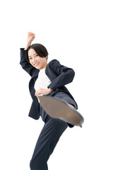 蹴る女性