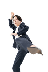 蹴る女性