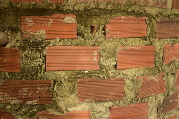 Parede de cacimba feito de alvenaria, tijolo vermelho e cimento. Parede de tijolos vermelhos...
