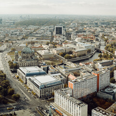 Vogelperspektive - Stadtpanorama - Blick vom Berliner Fernsehturm in Richtung Westen zwischen...