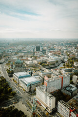 Vogelperspektive - Stadtpanorama - Blick vom Berliner Fernsehturm in Richtung Westen zwischen Stra&szlig;e "Unter den Linden" und Spree mit Museumsinsel