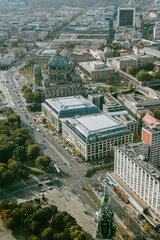 Blick vom Berliner Fernsehturm in Richtung Westen auf die Stra&szlig;e &bdquo;Unter den Linden&ldquo; auf H&ouml;he Berliner Dom, Berlin, Deutschland