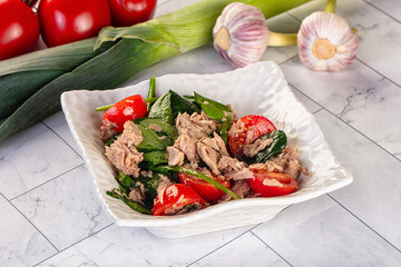 Salad with canned tuna and spinach
