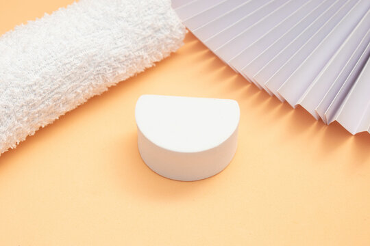 abanico blanco en fondo spa con toalla blanca