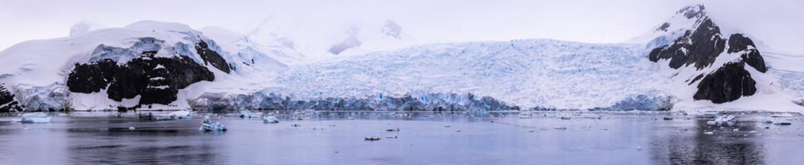 Obraz premium Beautiful paradise harbor in Antarctica under overcast sky