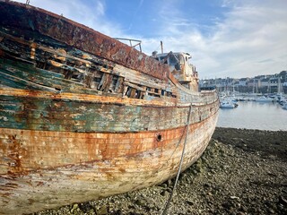 Épave rouillée d’un vieux bateau de pêche sur un port breton
