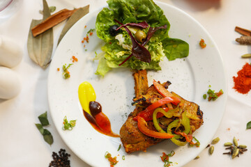 Delicious Grilled Lamb Chops with Peppers and Salad