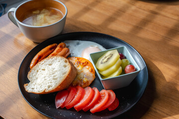 Colorful Western Breakfast with Bread, Egg, and Fruits｜パンと卵と果物の彩り洋朝食
