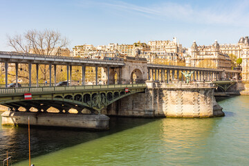 Obraz premium Bir-Hakeim bridge over Seine river in Paris, France