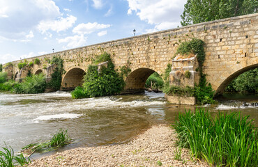 Fototapeta premium 14th-century Romanesque-style bridge in the town of Villamuriel de Cerrato, Palencia (Spain).