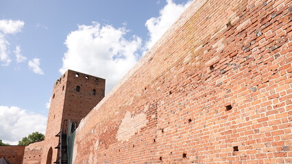 Mury starego zamku z widoczną wieżą obronną © tomo81