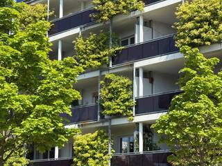 begründe Fassade eines Wohngebäudes